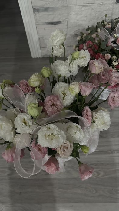 Цветы в корзине, могу отдать за 6 к окончательно .!