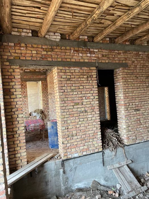 Фаробий бозор оркасида битмаган участка сотилади