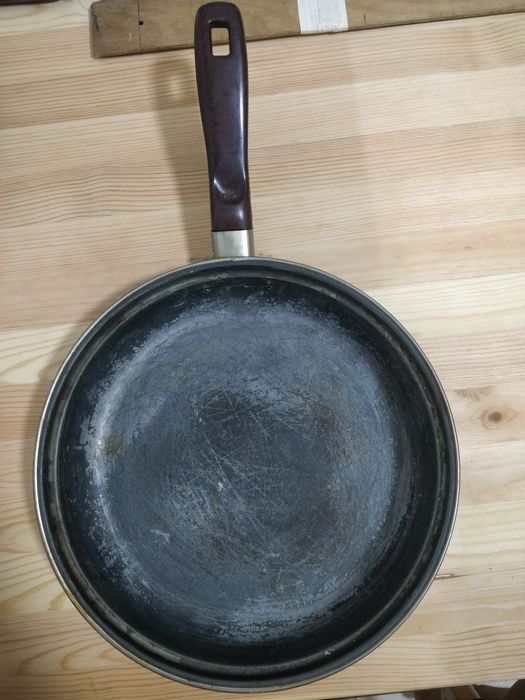 Сковорода диаметром 28см и в высоту 5см в хорошем, рабочем состоянии