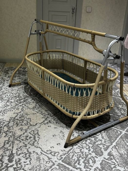 Metalldan ishlangan rotang mahsulotidan tuqilgan belanchak