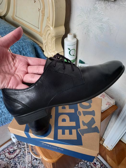 Продам женские ботинки