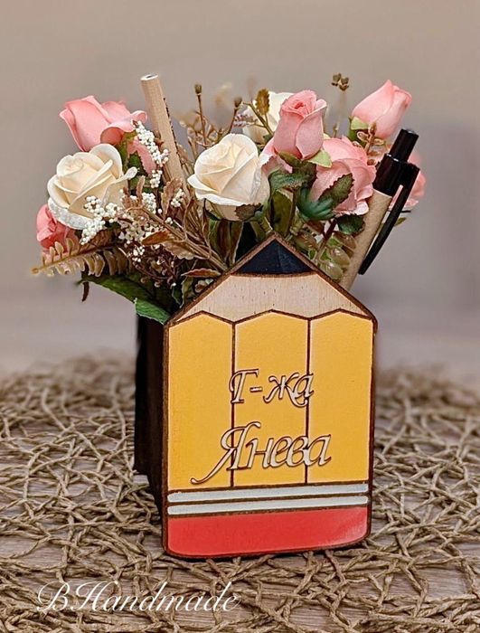 Персонализирани, дървени саксийка, молив и моловници - букети