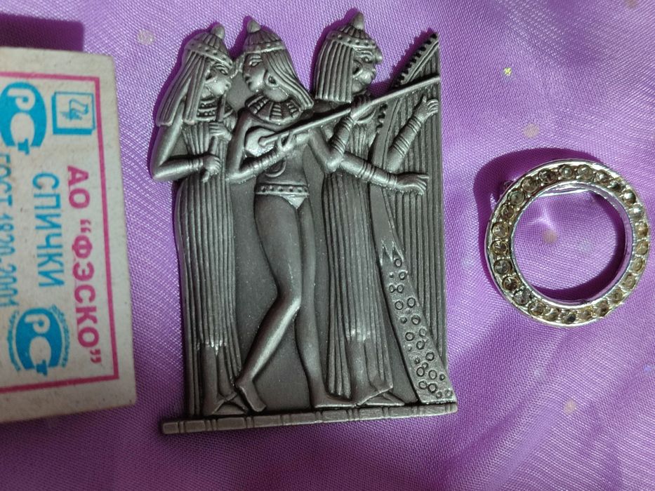 Перламутровые сережки с резьбой