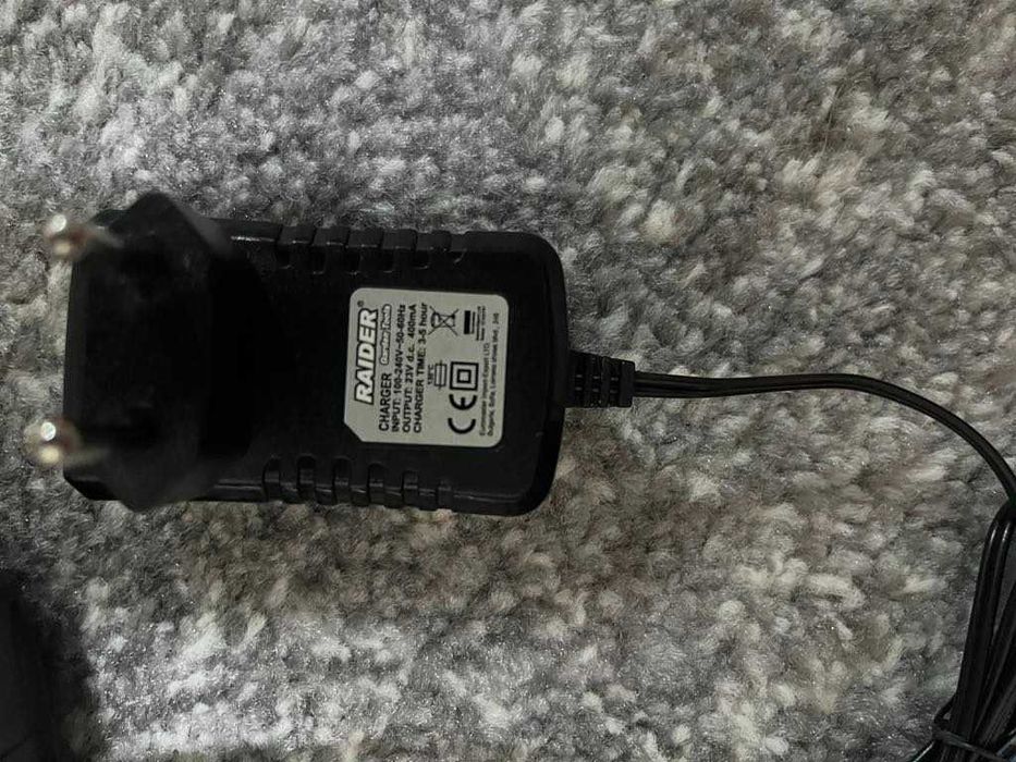 Акумулаторен храсторез Raider  с  БАТЕРИЯ  и  ЗАРЯДНО .