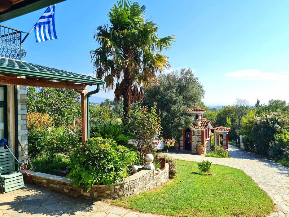 Продава лукс вила с площ 350 м2 и двор 3800 м2 в Стара Врасна, Гърция