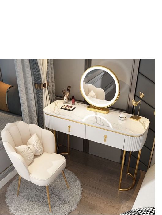 Продается новый туалетный столик