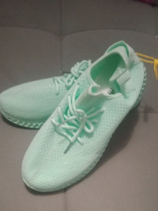 Продаю женские изи