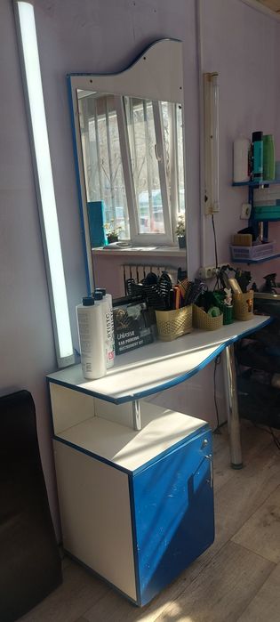 шкафом для парикмахерской с зеркалом