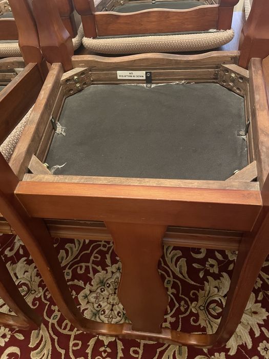 Стол и стулья