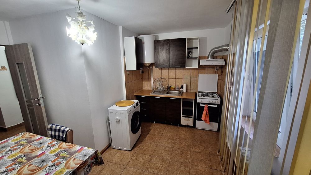 Închiriez apartament 2 camere Piața Meva