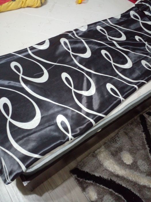 Vand draperi alb cu negru are doua fete si gri cu negru