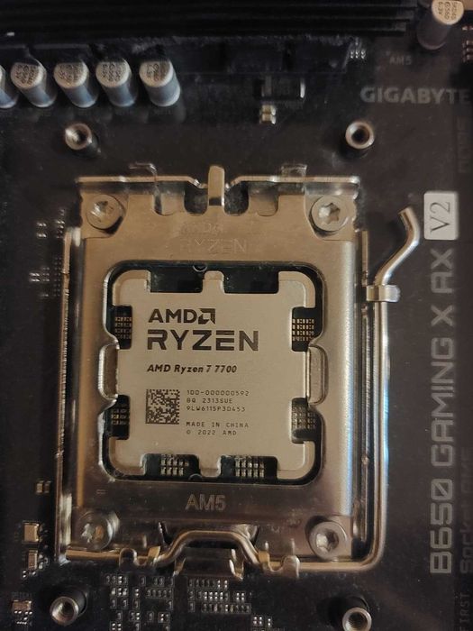 Vand procesor Ryzen 7 7700 (8C/16T) +Gigabyte B650 Gaming X AX V2