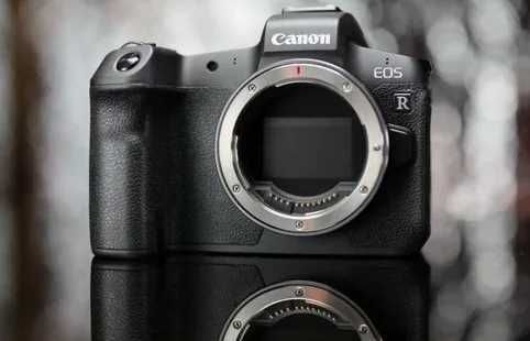 Фотоаппарат Canon EOS-R.
