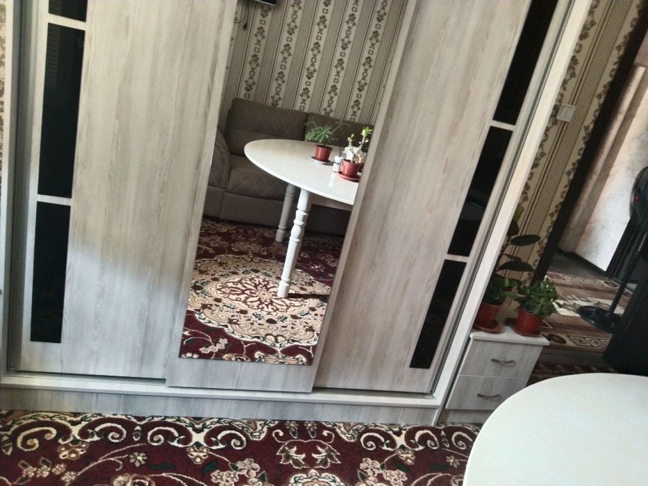 Продаётся шифоньер две тумбочки комплект