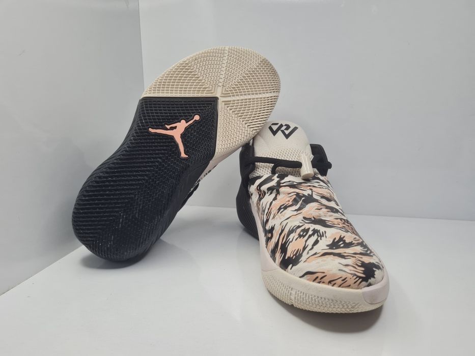 Кецове Air Jordan Westbrook 

Чисто нови с кутия.

Размер 38.5 стелка