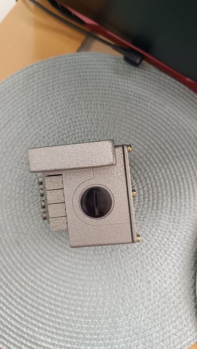 Краен изключвател OMRON D4MB-441G
• Tun: MexaHnyeH KpaeH M3KJIOYBaTen