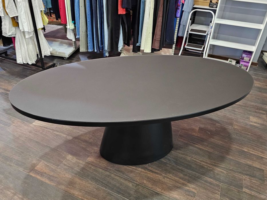 Дизайнерска елипсовидна маса – черна, с черно матирано стъкло