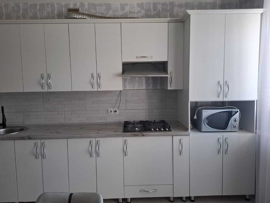 срочно продам кухонный гарнитур с вытяжкой