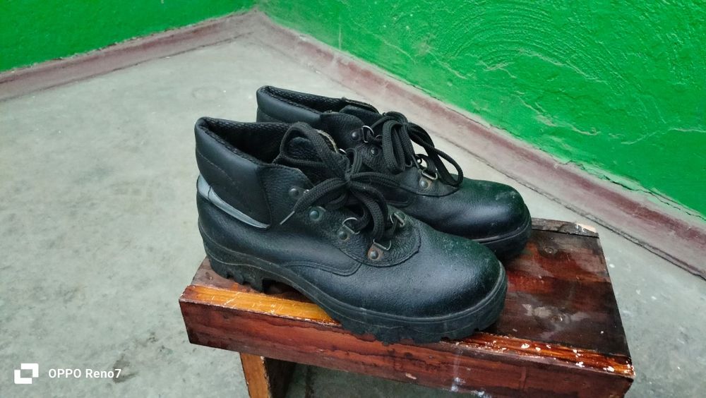 Прочно продам спец обувь