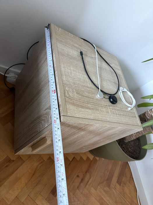 Noptiere cu picioare . Dimensiuni 40x40x40