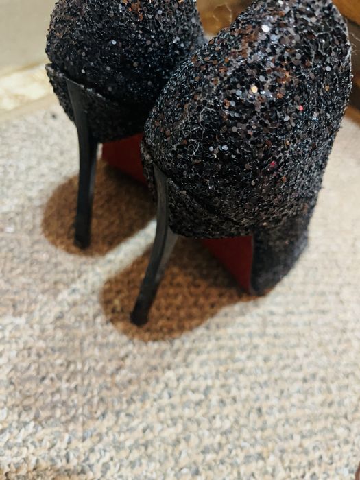 Високи черни токчета