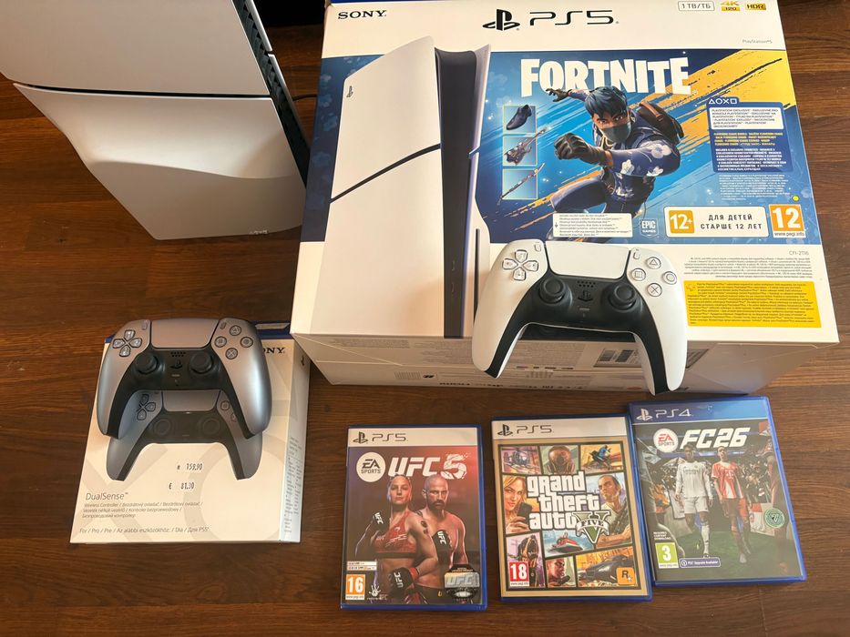 Плейстейшън 5 с 2 джойстика и 3 игри абсолютно чисто нов