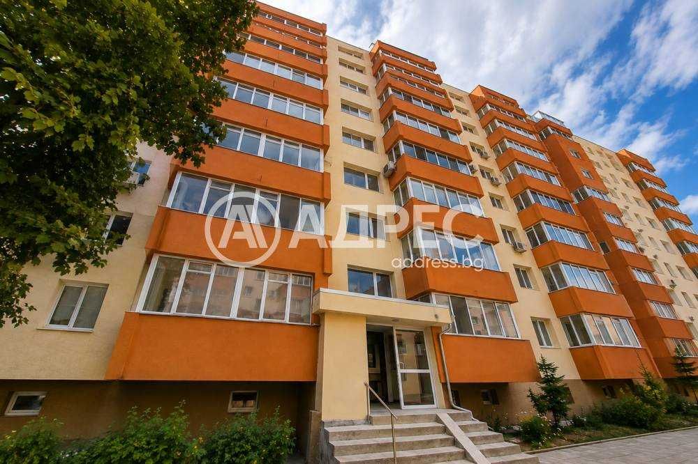 Просторен тристаен апартамент с отлична локация в кв. ЛЕВСКИ - Варна