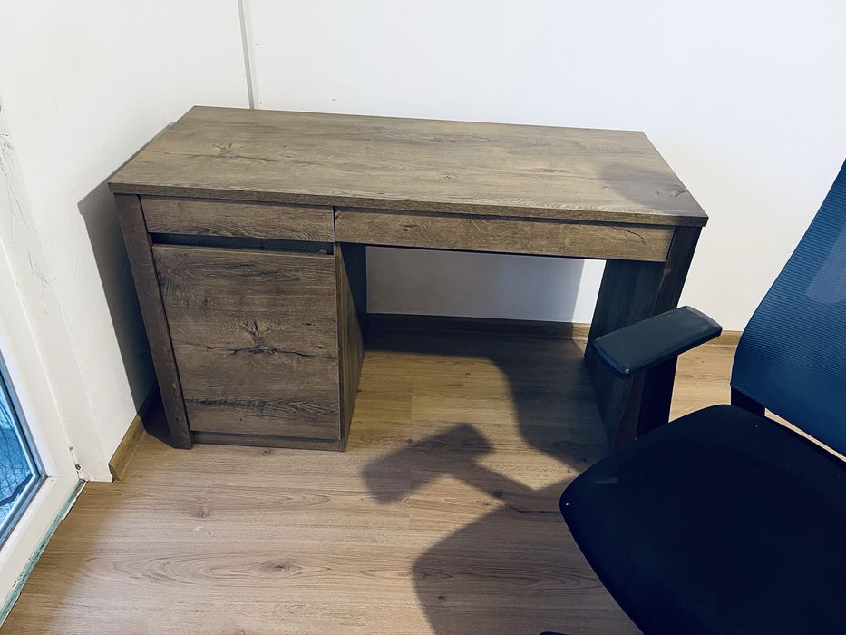 Продавам стол и бюро в отлично състояние, може и по отделно.