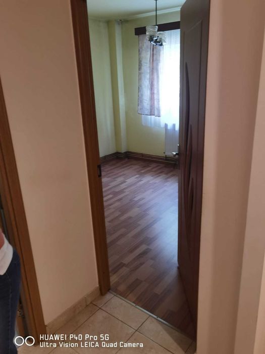 Vand urgent apartament cu centrala pe gaz, decomandat, parter, zona Spitalul Judetean.