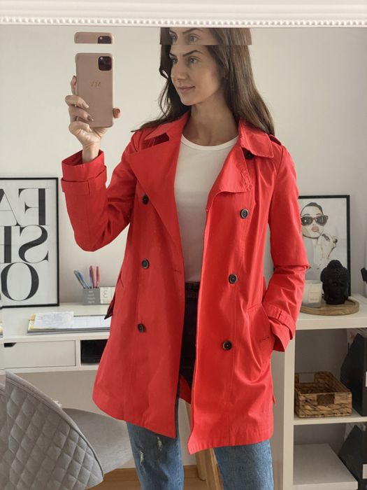 Червен тренч с колан на Bershka