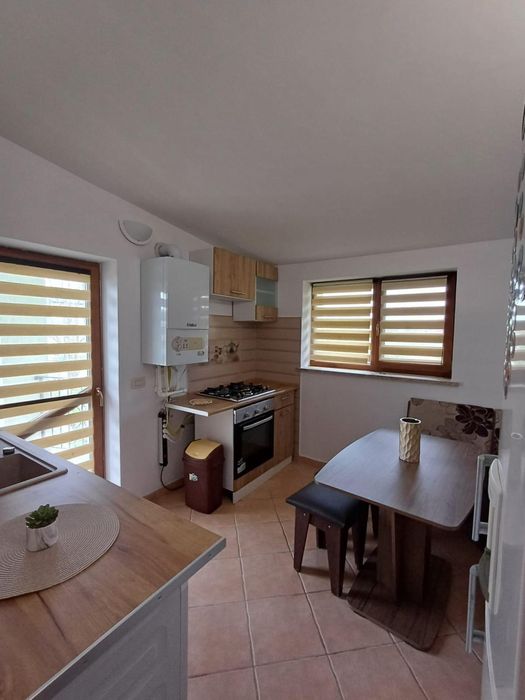 Închiriez etaj vila 120mp,la 400m de rond pacurari