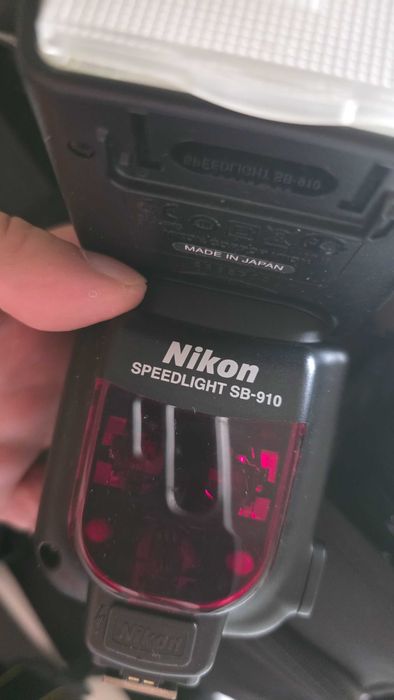 Nikon D90 тяло Обектив Nikon AF Nikkor 70–300mm (по-стария, не VR) Обектив Nikon AF-S Micro Nikkor 40mm f/2.8G DX Светкавица Nikon Speedlight SB-910