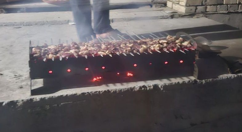 Shashlik uchun ko'ra . Mangal.