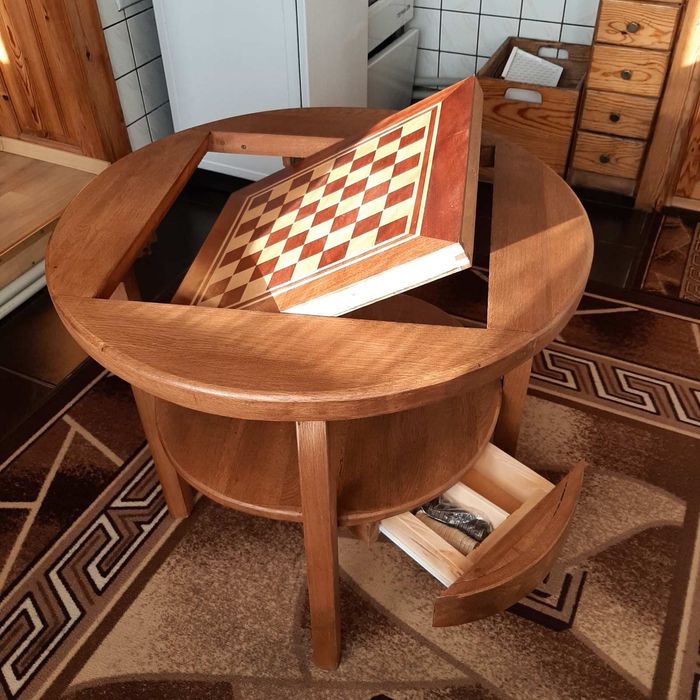 Дървена маса с вградена шахматна дъска