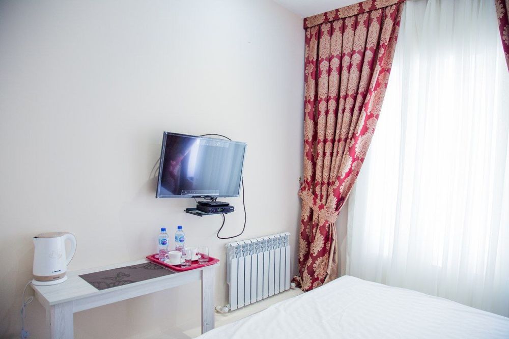 Bez zaks [Гостиница без загса] pasport yoki prava