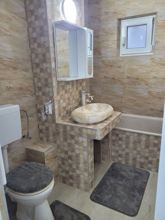 Camera de închiriat în apartament cu 3 camere