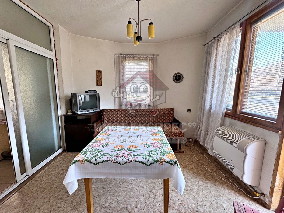 Етаж от къща, мансарден апартамент и гараж, Централна градска част