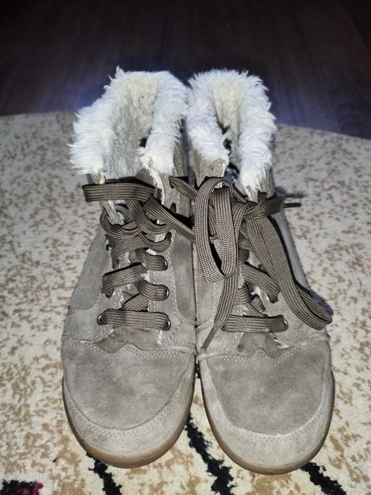 Ghete pentru damă din piele întoarsă cu blană