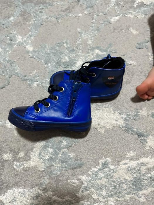 Продаю детские ботиночки