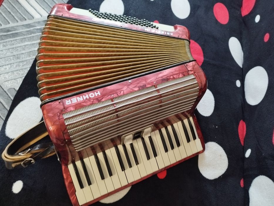Vând acordeon hohner Hareta de 72 de bași