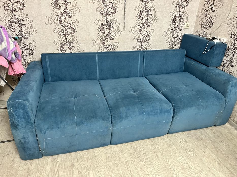 Продам диван можно углом.