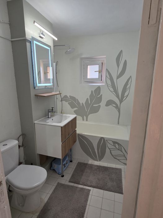 Inchiriez apartament 2 camere, decomandat, balcon, proaspat renovat, mobilat, utilat Arad, zona Aradul Nou vizavi de Gara, bloc reabilitat.