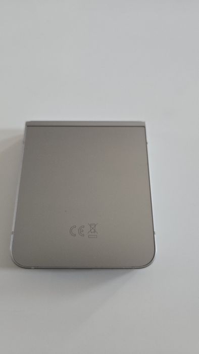 Samsung Z Flip 6, 256gb,  display mare spart