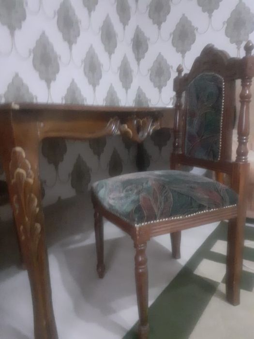 Столы и. стулья.