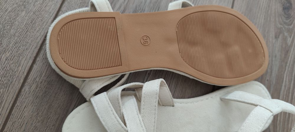 Кремави дамски сандали