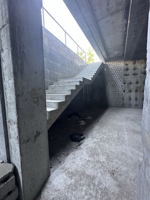 Юнусабадский район срочно продается цокольный этаж вдоль дороги 101 кв