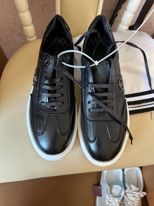 МУЖСКИЕ кроссовки продам срочно!!