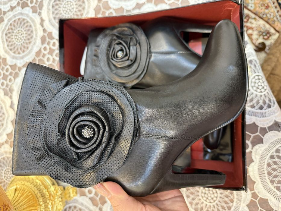 Продаются новые фирменные кожанные сапожки!Размер 38 не маломерят