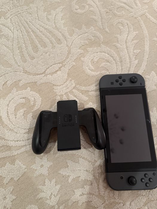 Продам Nintendo Switch + Joy-Con Grip