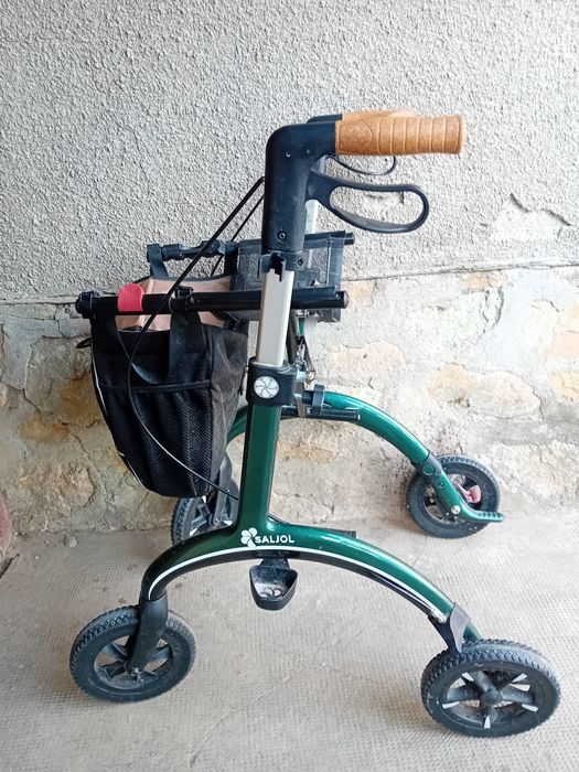 .Rolator pliabil verde.